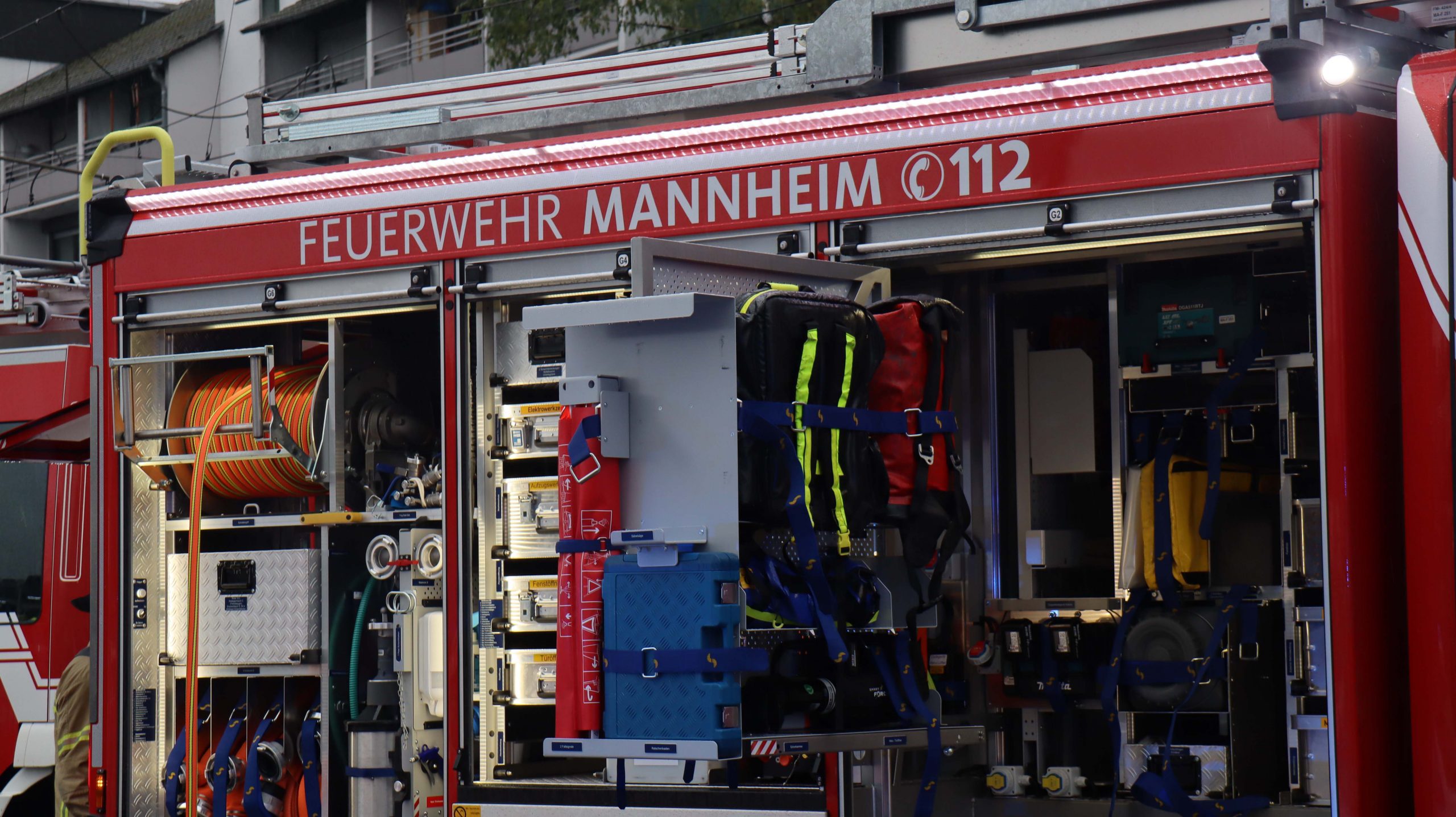 VW-Transporter gerät auf Friesenheimer Insel in Brand – keine Verletzten