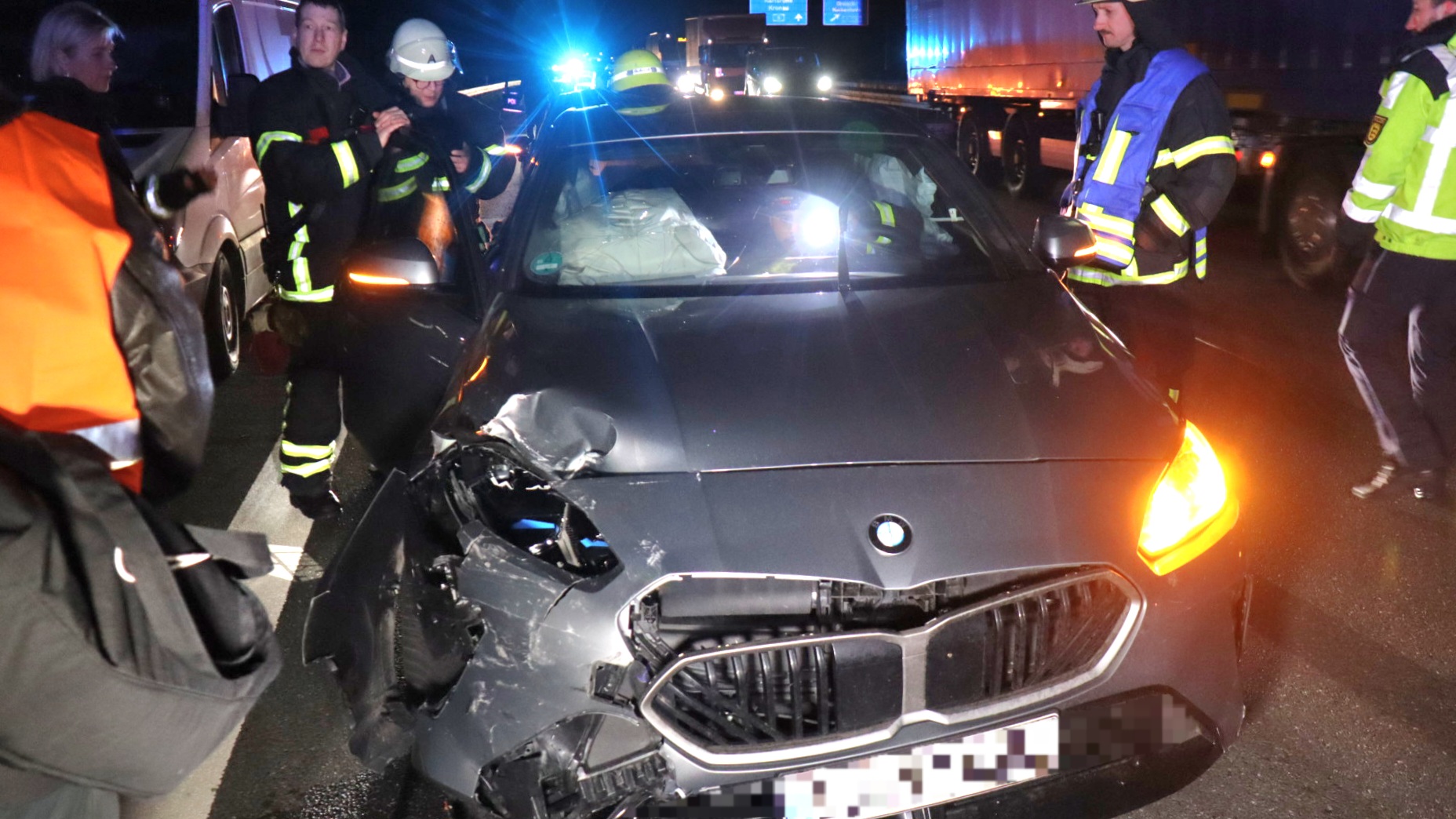 Vollsperrung der BAB 5 nach Verkehrsunfall mit drei Fahrzeuge