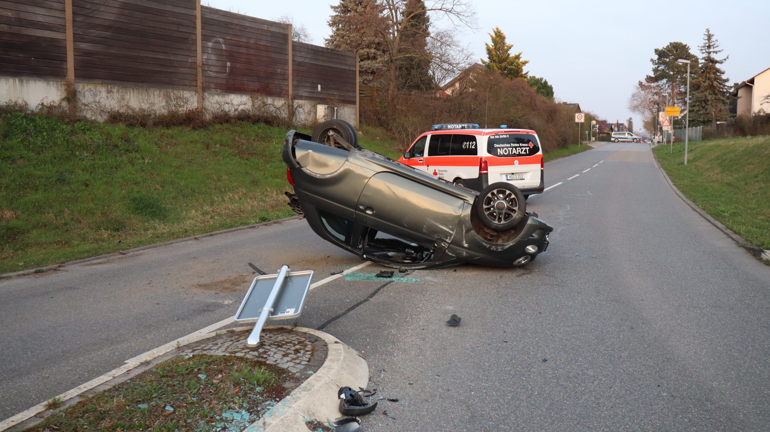 Walldorf: Auto überschlägt sich, Insassen retten sich selbst