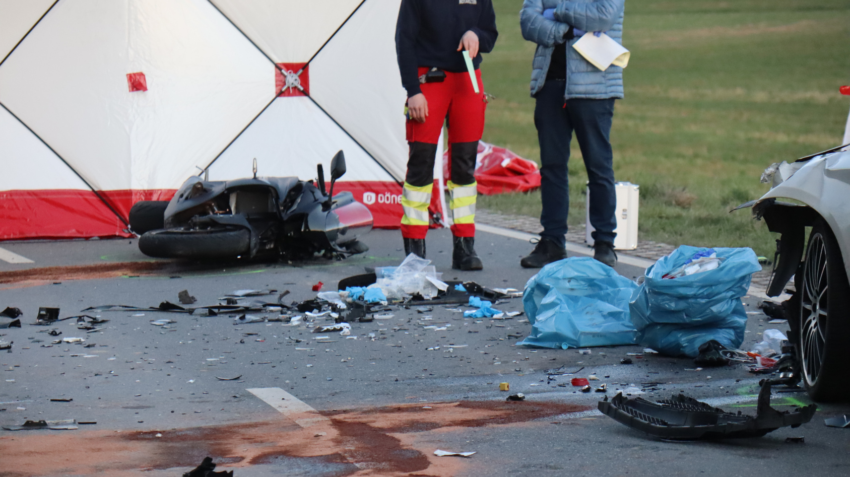 Schwerer Verkehrsunfall zwischen Pkw und Motorrad vom 01. März 2026 – Polizei sucht Zeugen