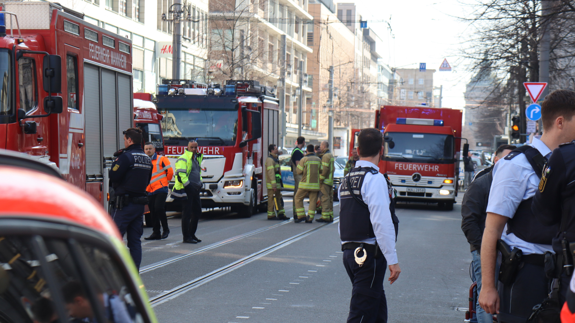 Einsatz in Mannheim: Schreckschüsse und Reizstoff in Wohngebäude – mehrere Personen verletzt