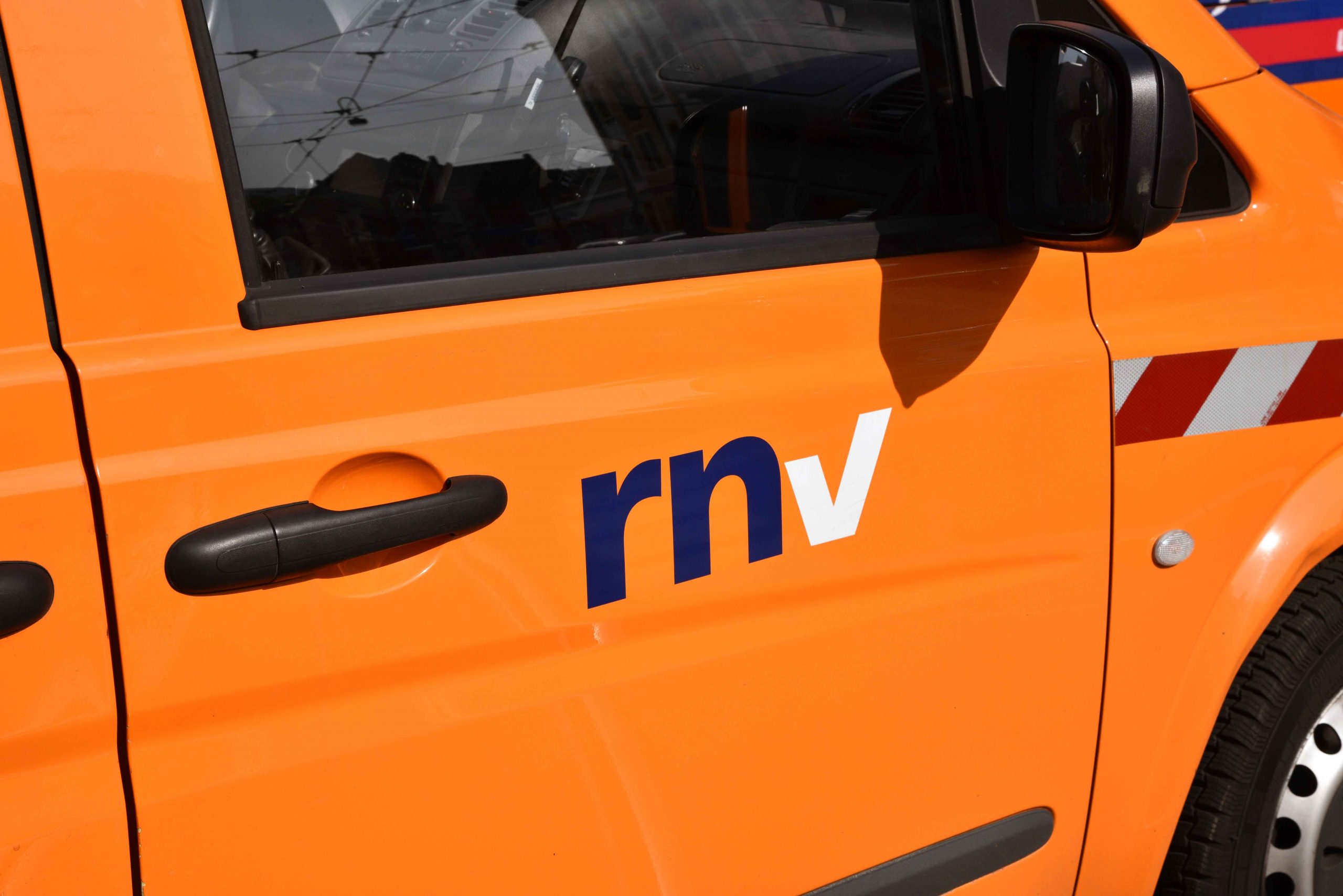 Auto kollidiert mit Straßenbahn