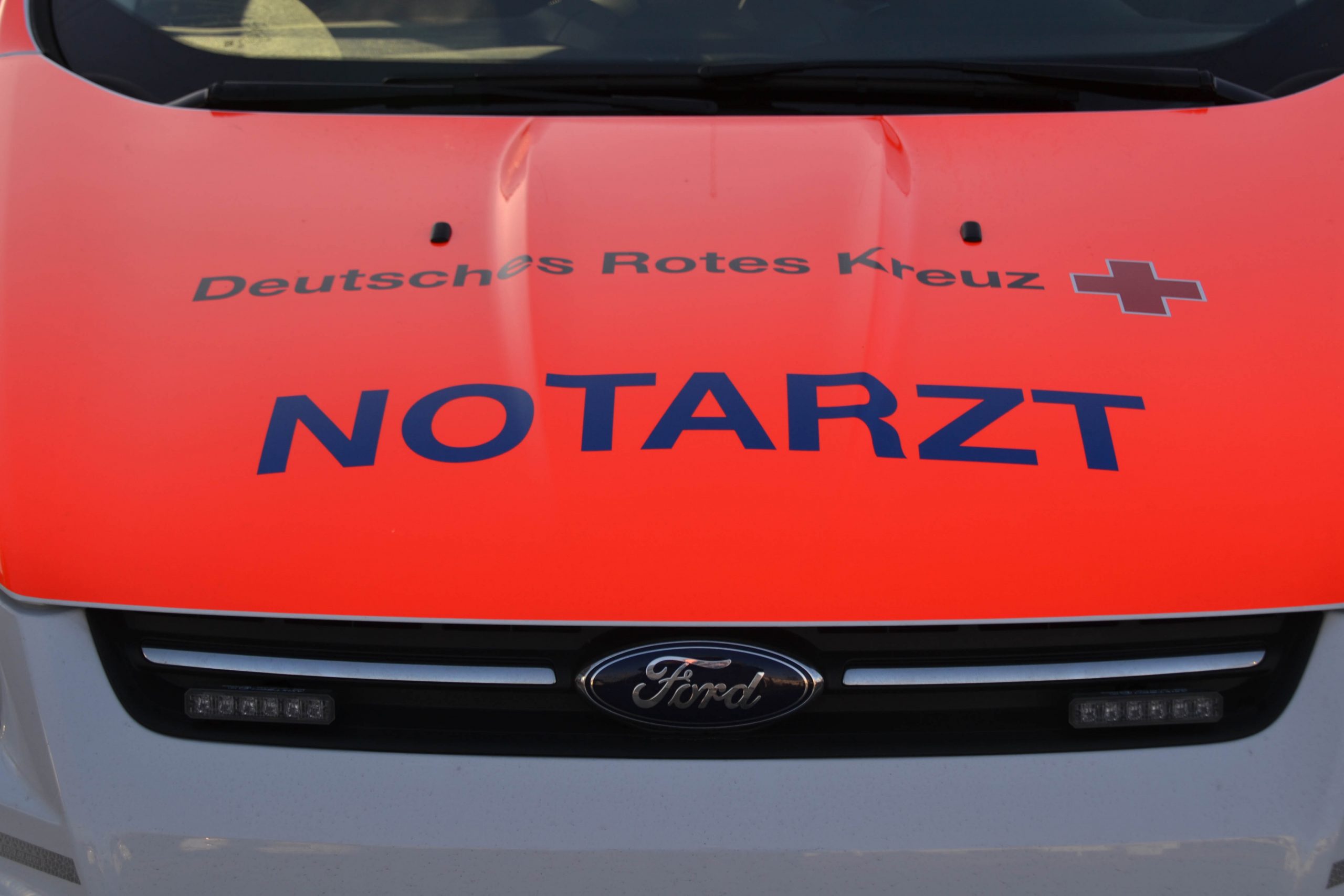Motorradfahrer stürzt in Kurve – schwer verletzt auf B39
