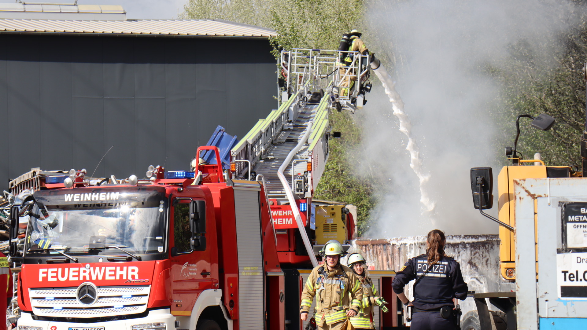 Brand auf Firmengelände in Weinheim – hoher Sachschaden, keine Verletzten