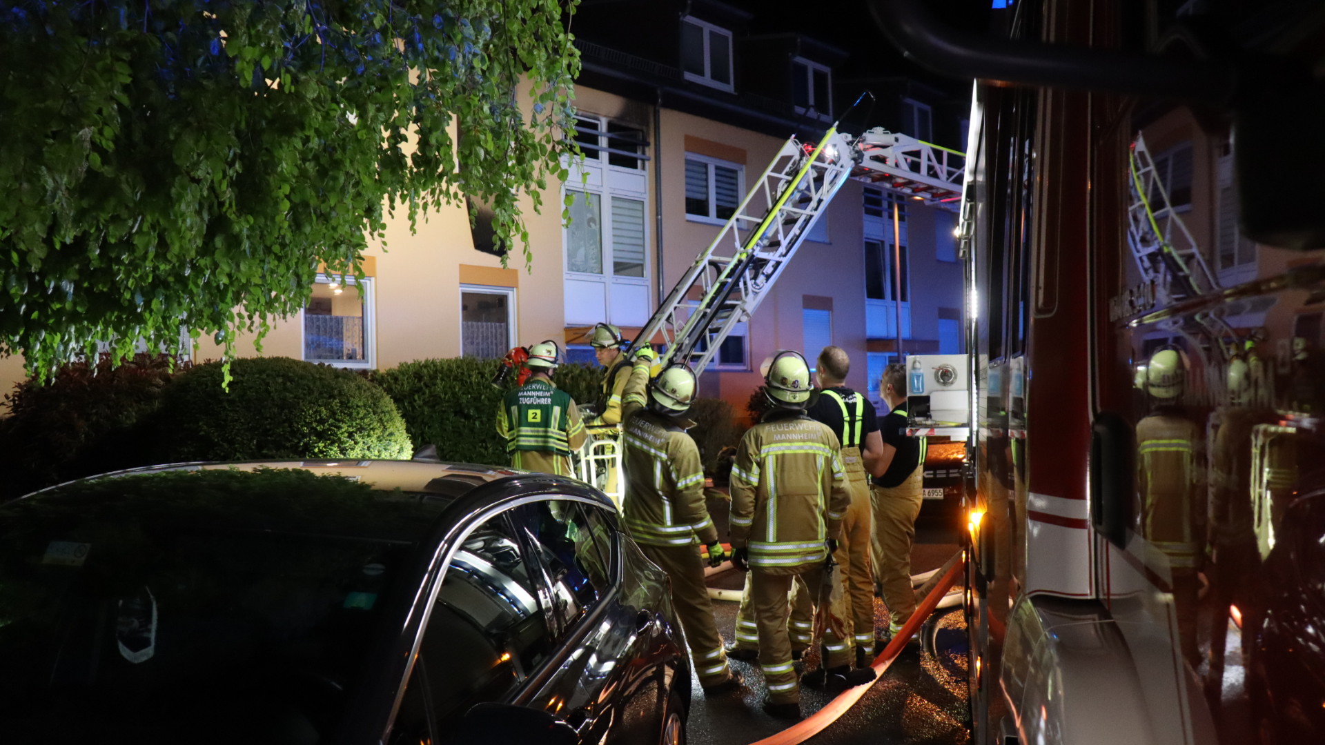 Wohnungsbrand in Mannheim-Waldhof – Einsatzkräfte vor Ort