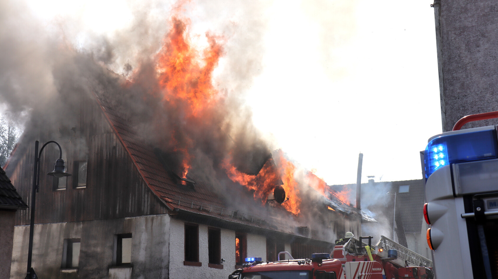 Wohnhaus in Vollbrand – Bewohnerin vermisst