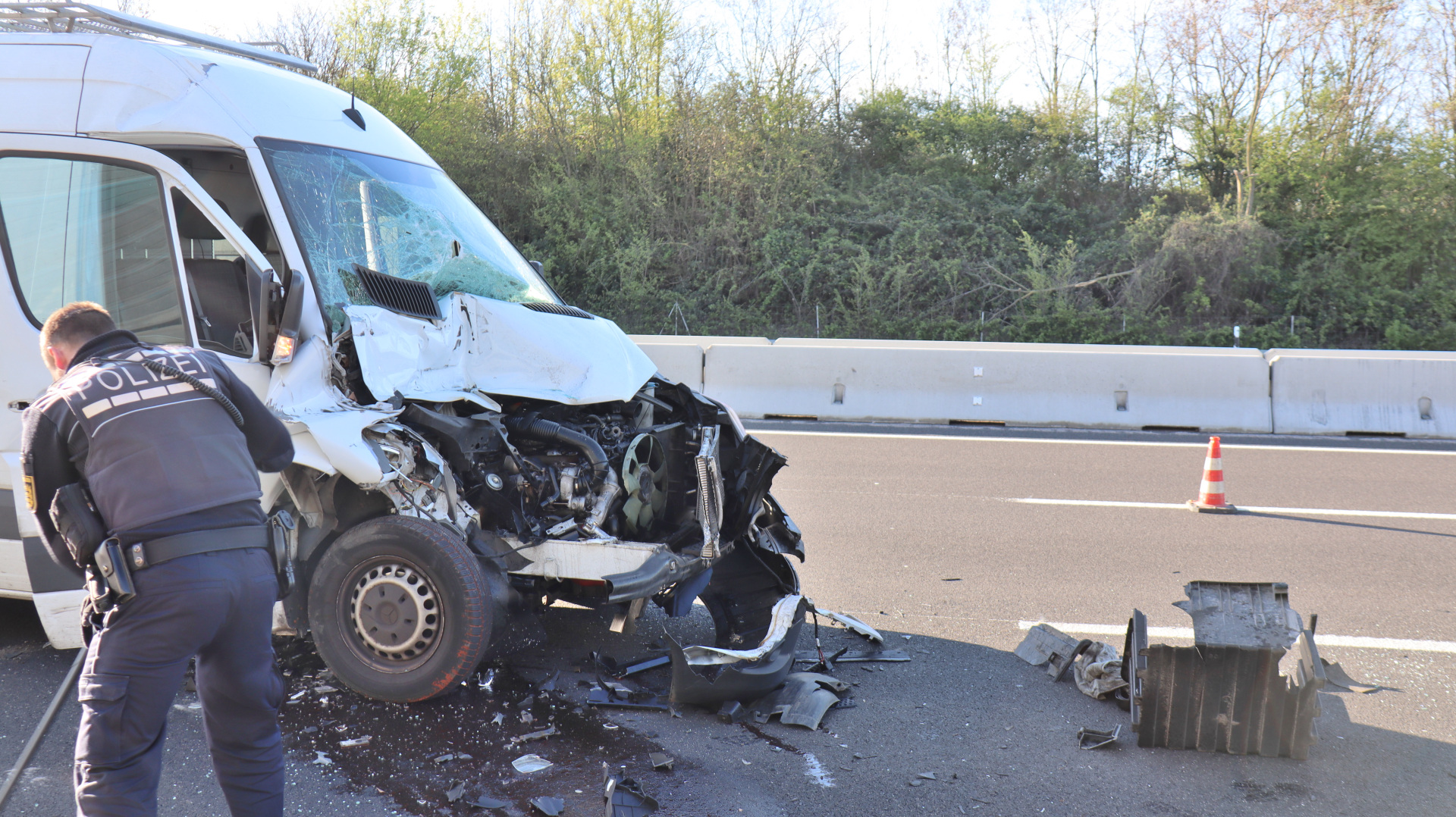 Unfall auf A6 bei Walldorf – Sprinter fährt auf Lkw auf