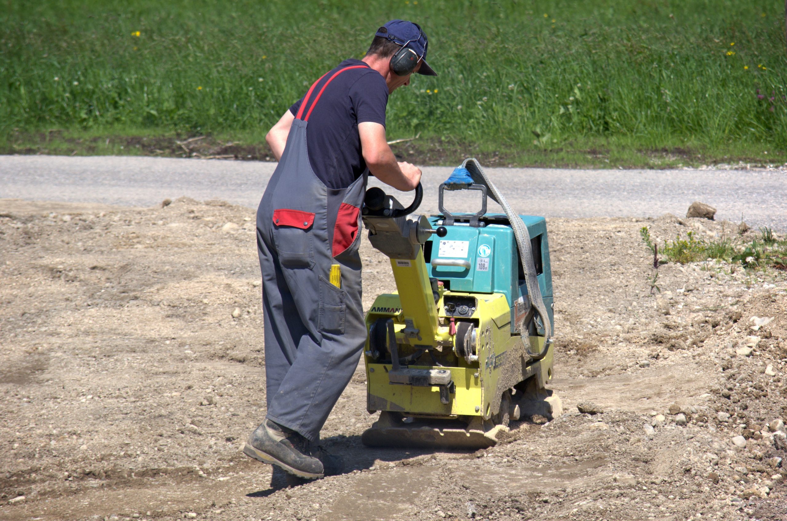 Rüttelplatte (500 kg) von Baustelle in Schwetzingen gestohlen – Täter brechen Schloss auf
