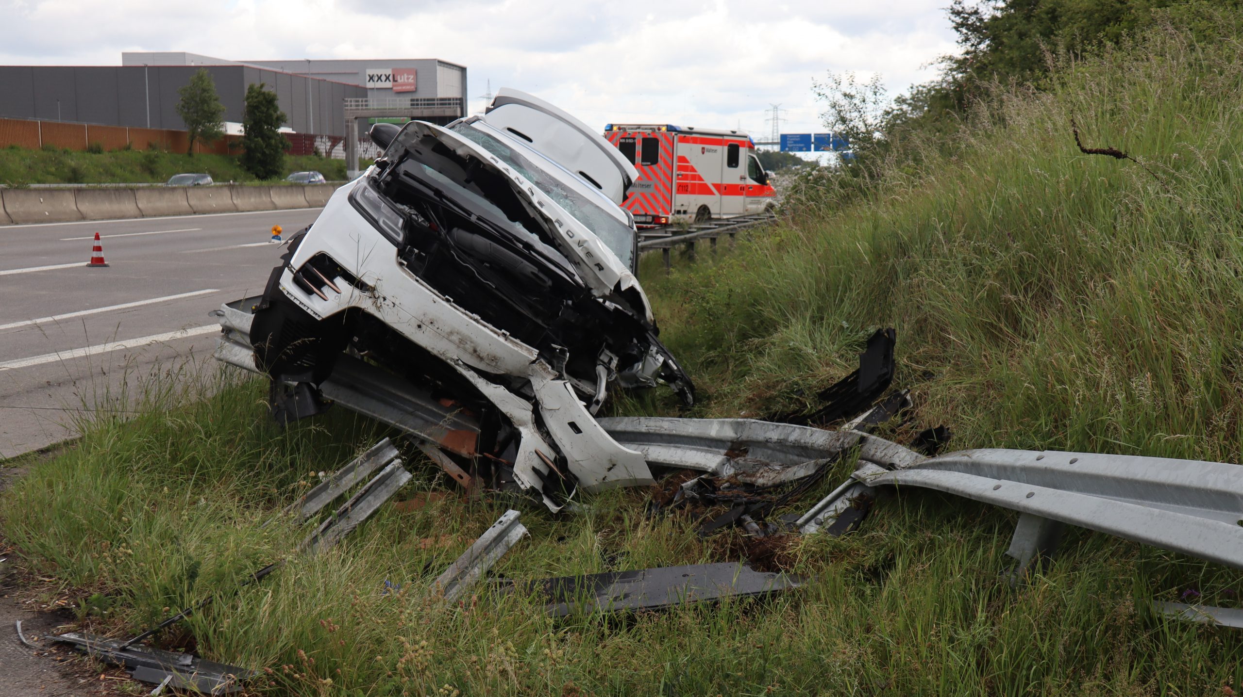 A6 bei Mannheim: Range Rover landet nach Ausweichmanöver auf Leitplanke – Drei Verletzte