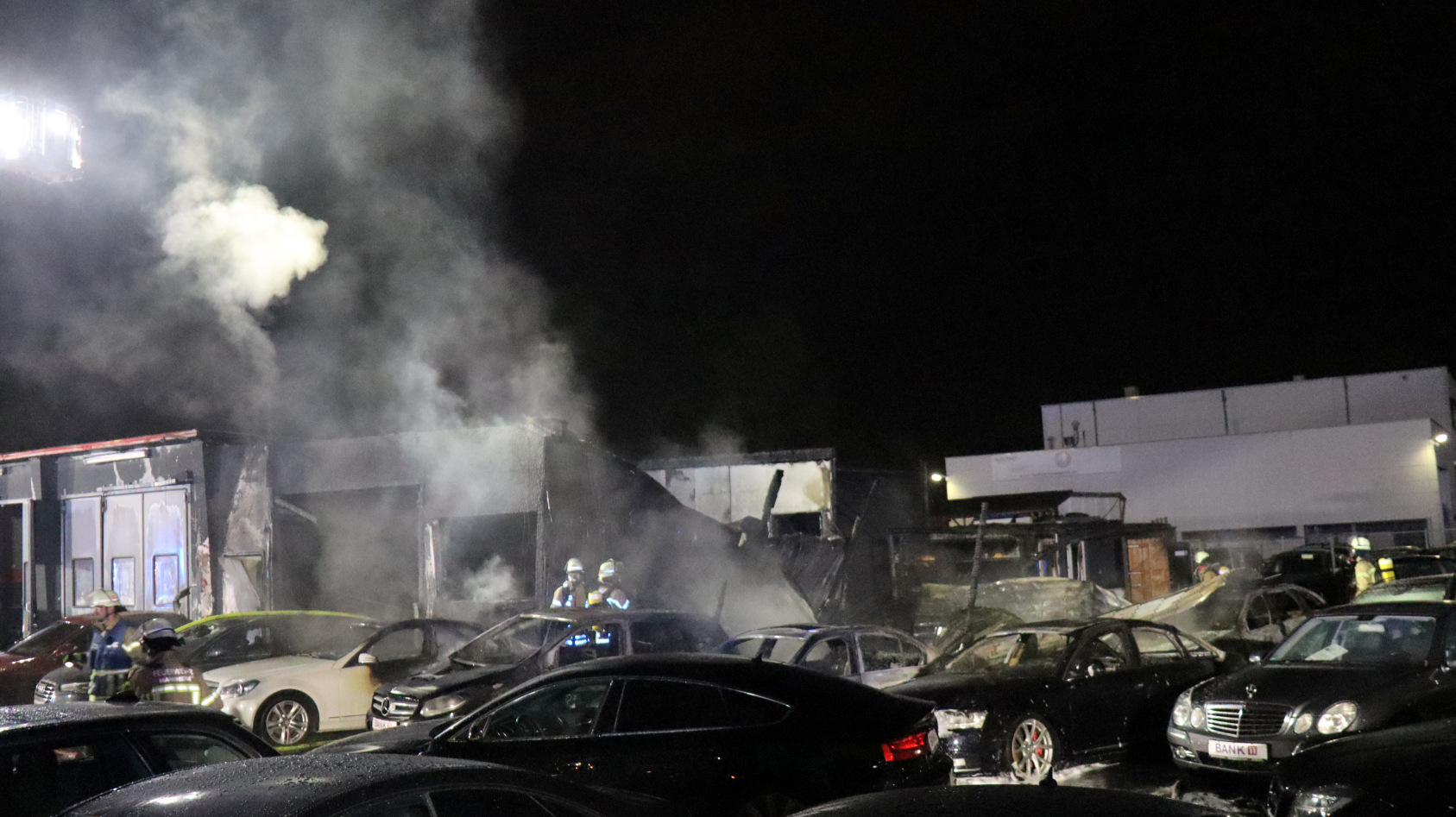 Brand auf dem Gelände eines Autohandel in Mannheim