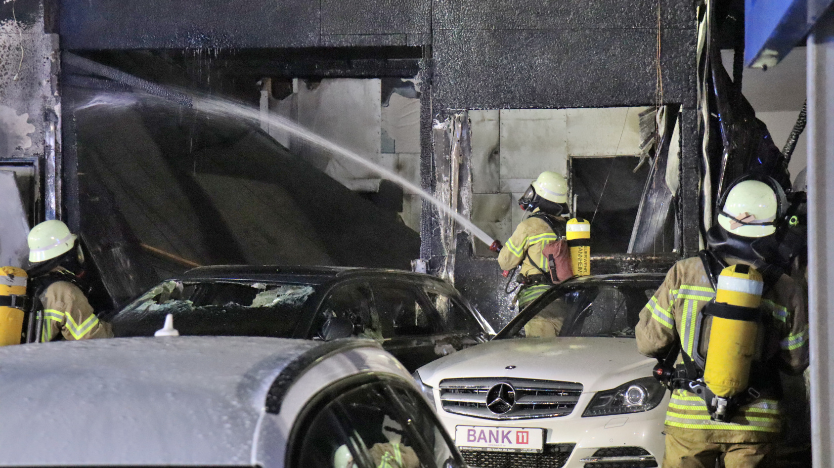 Brand bei Autohandel in Mannheim – Gebäude und zwölf Fahrzeuge zerstört