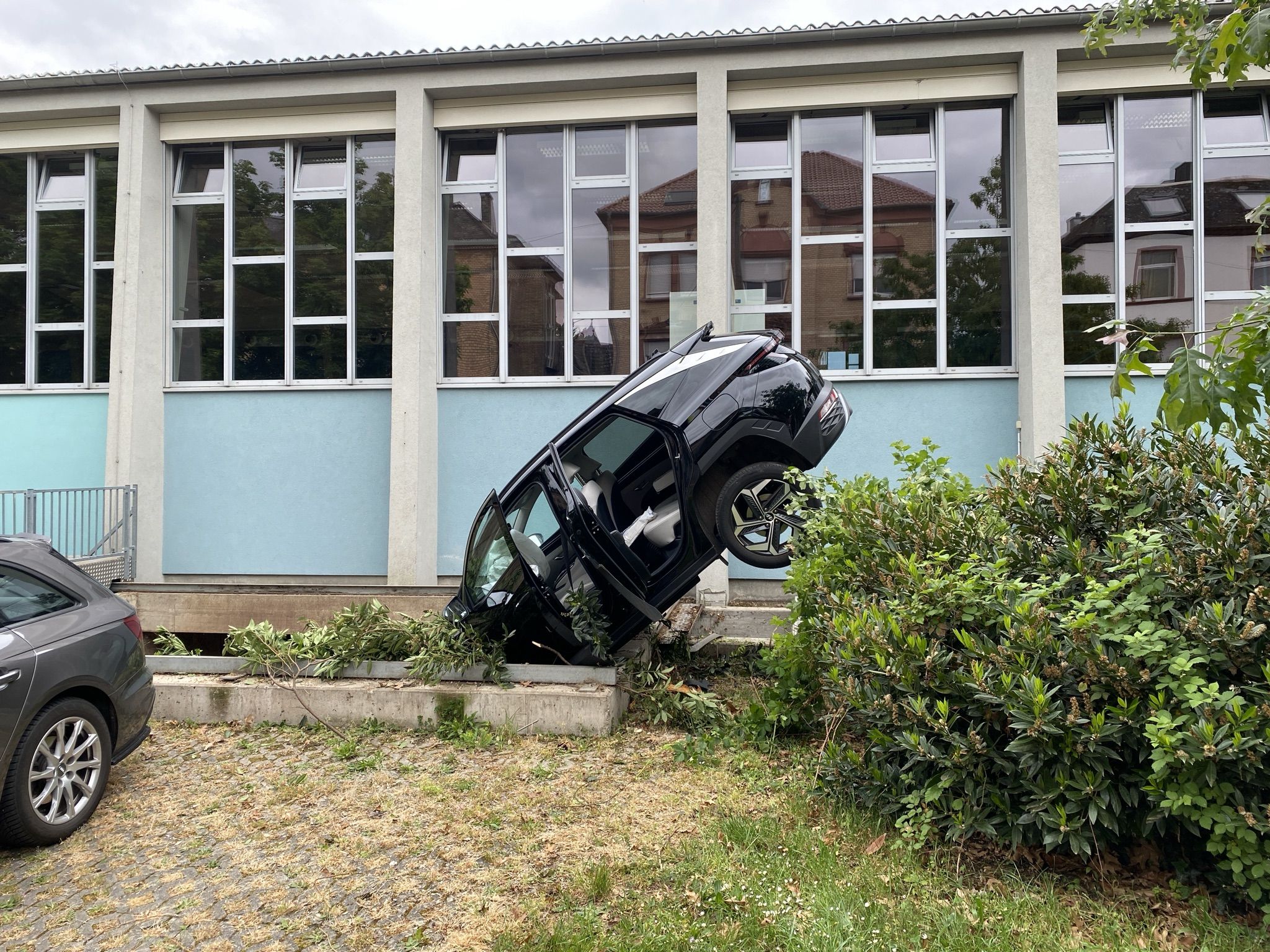 Fahrzeug landet in Heizungsanlage – Seniorin bleibt unverletzt