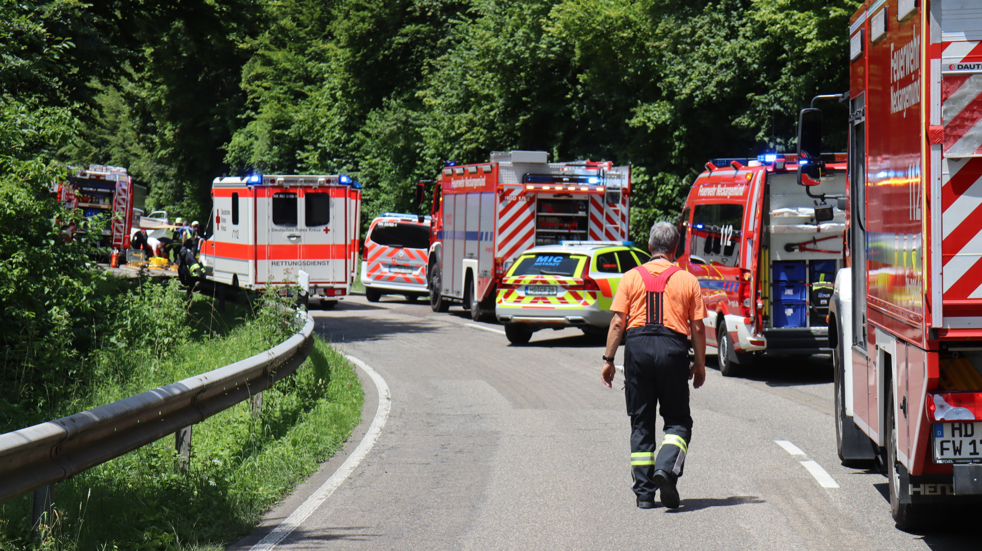 66-Jährige gerät durch Handynutzung in den Gegenverkehr – Rennradfahrer lebensgefährlich verletzt