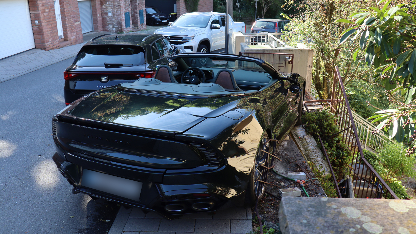 Aston Martin kracht in Heidelberg gegen Hauswand – Fahrer bleibt unverletzt
