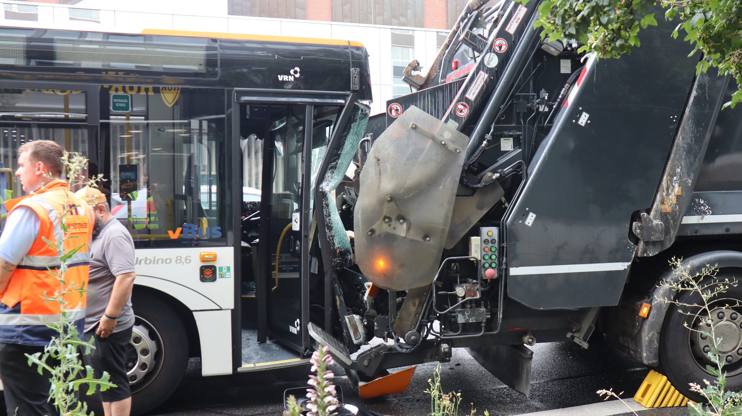 Bus prallt auf Lkw in Mannheim