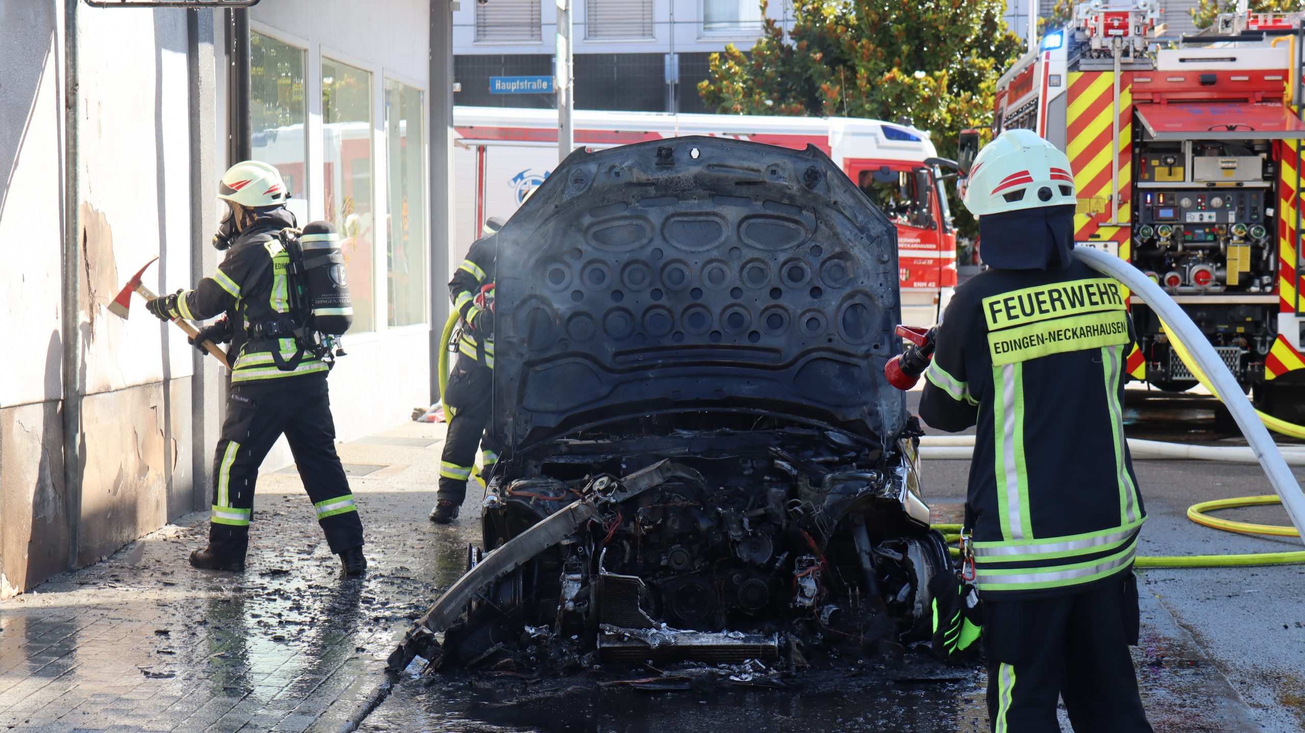 Mercedes brennt in Edingen-Neckarhausen vollständig aus – 75.000 Euro Schaden