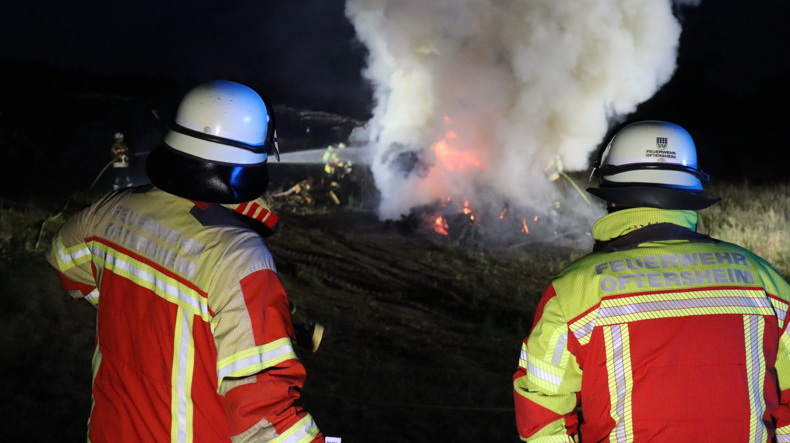 Holzstapel an der B291 in Flammen – Bundesstraße bei Oftersheim voll gesperrt