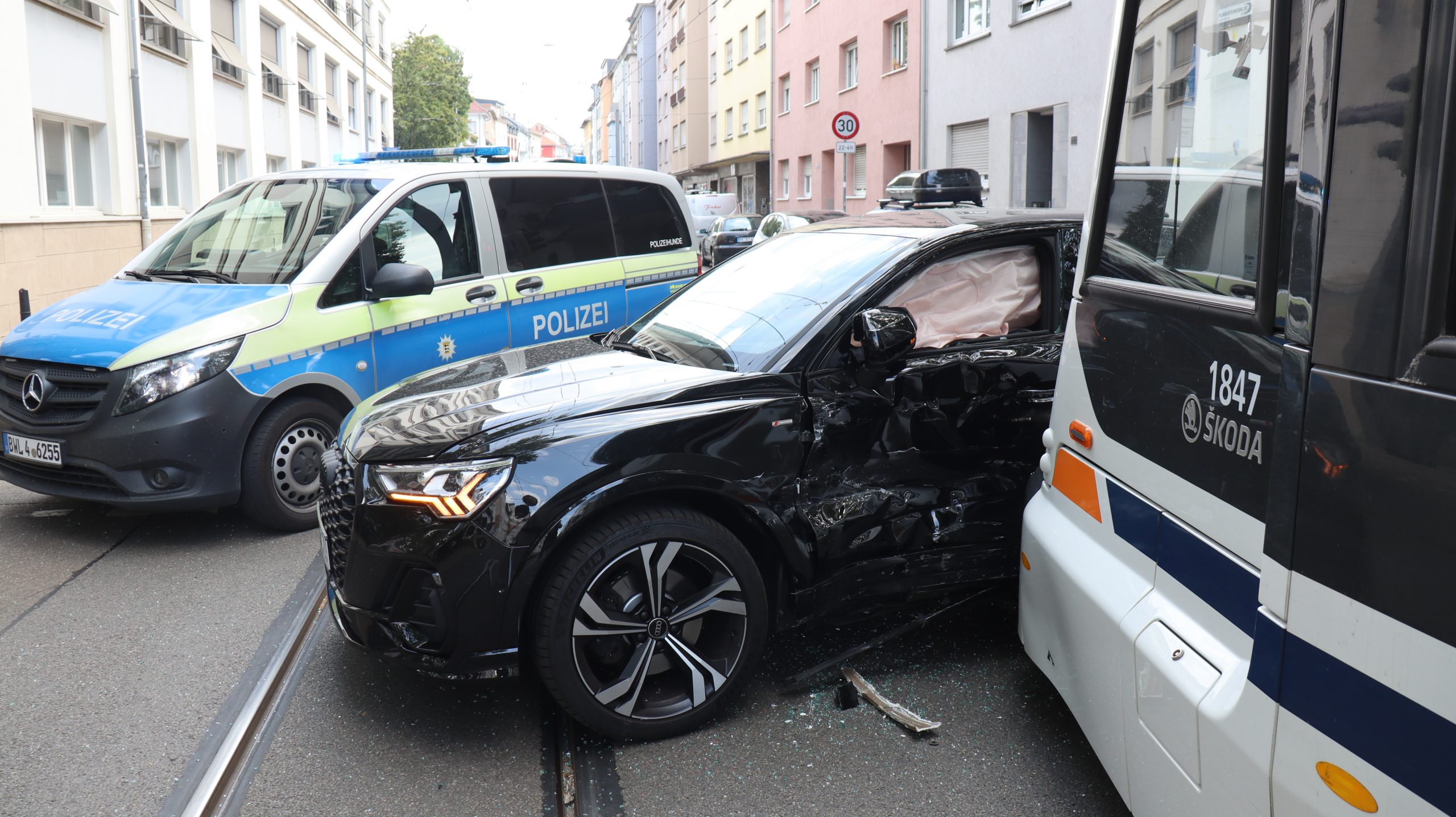 Verkehrsunfall zwischen Audi und Straßenbahn in Mannheim