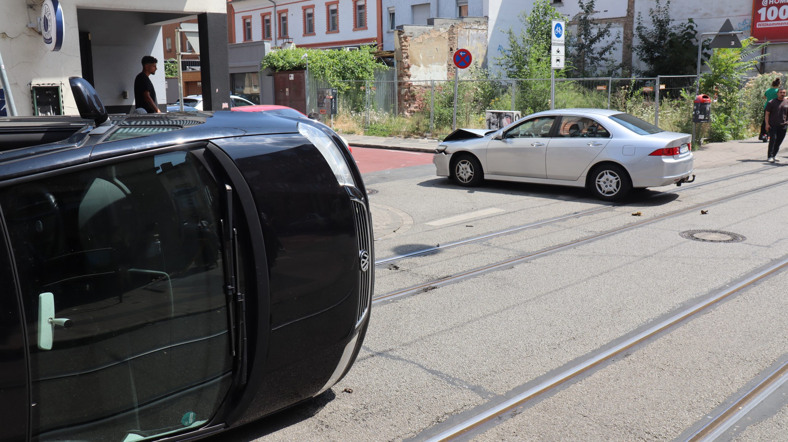 Verkehrsunfall in Mannheim: Polizei und Rettungsdienst im Einsatz