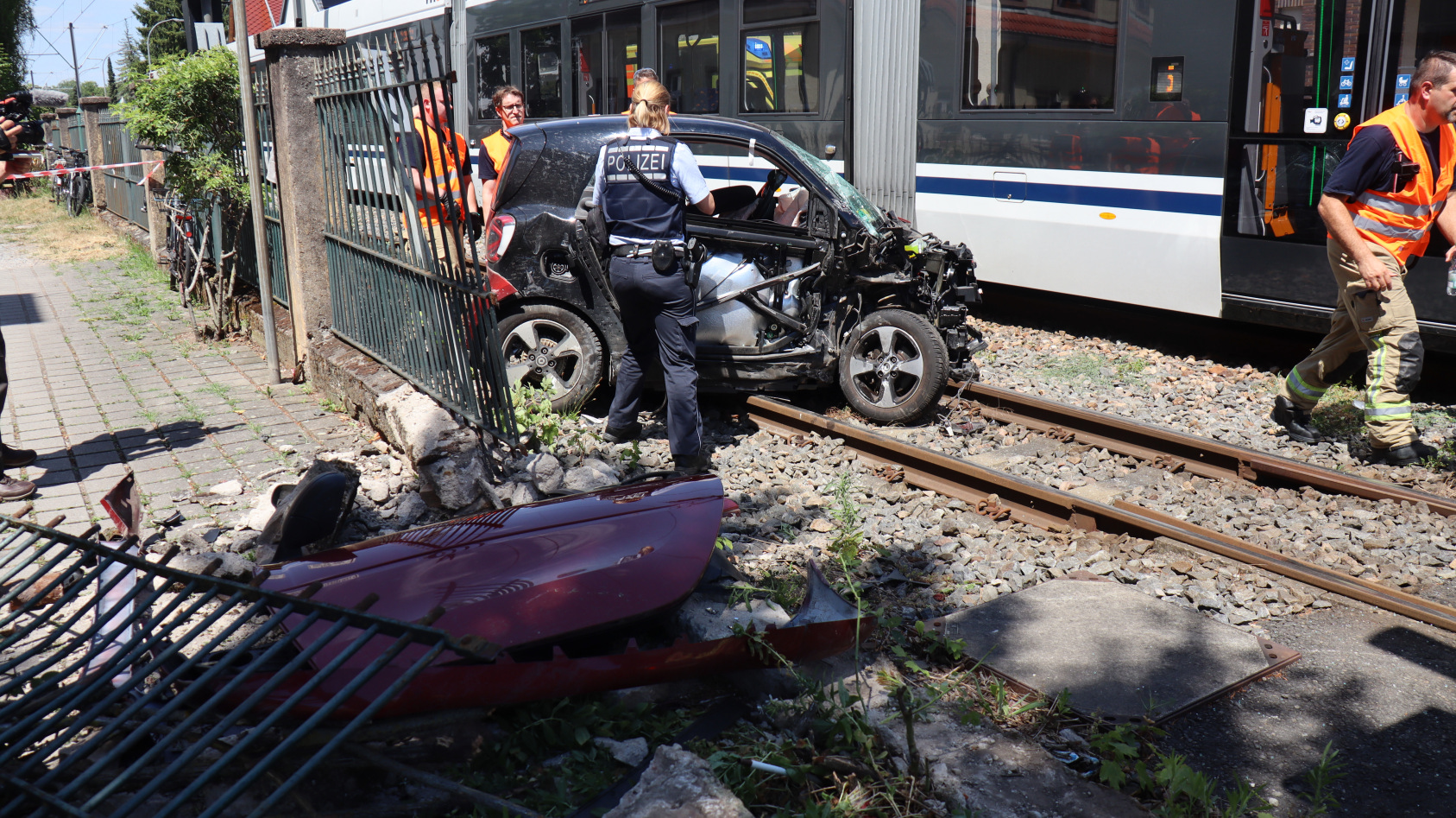 Smart kracht in OEG-Straßenbahn – Frau schwer verletzt