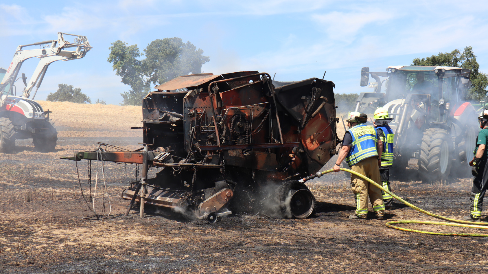 Rundballenpresse gerät bei Lingental in Brand – Feuer greift auf Feld über