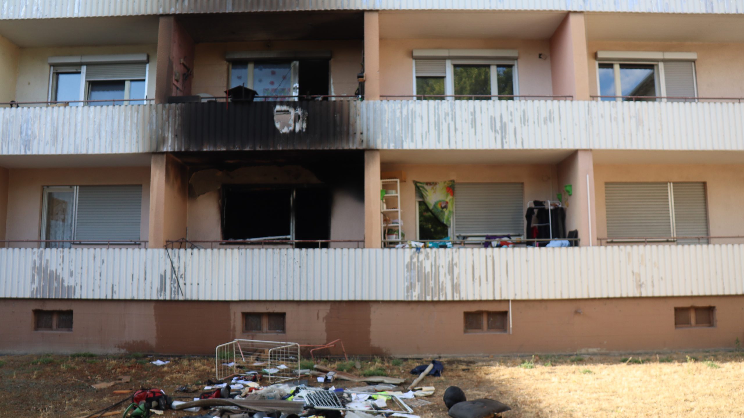 65-Jähriger bei Wohnungsbrand in Mannheim-Schönau schwer verletzt – Passanten retten Bewohner aus den Flammen
