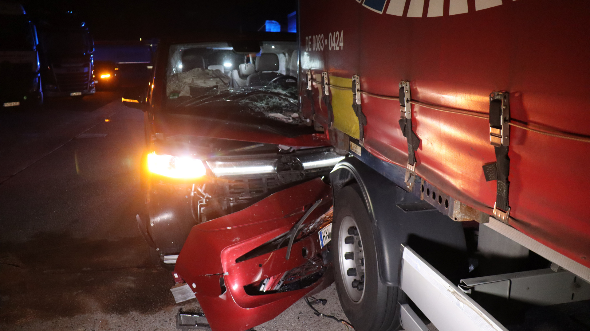 Verkehrsunfall auf Rastanlage am Hockenheimring-West – VW fährt auf abgestellten Lkw auf