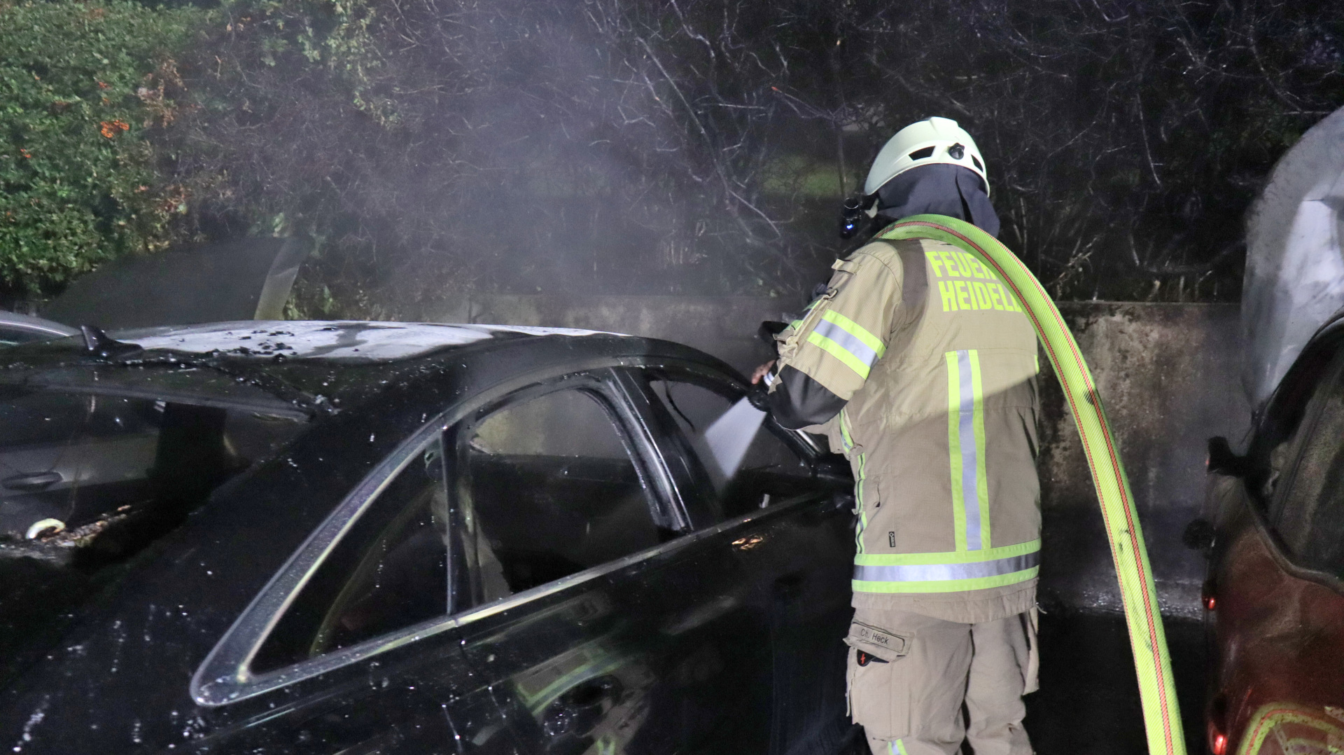 Pkw in Brand geraten – Zwei weitere Fahrzeuge erheblich beschädigt