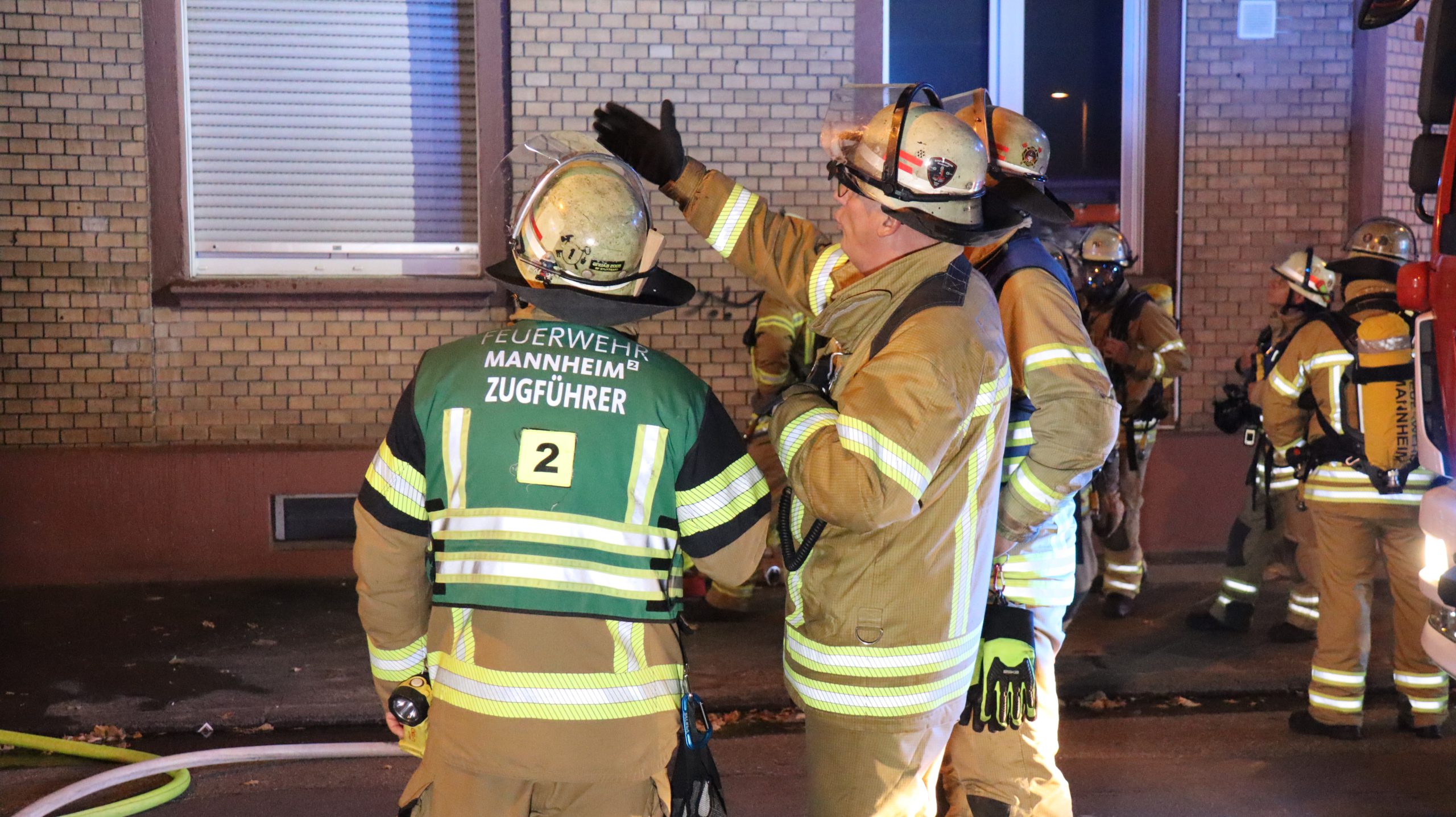 Brand in Mehrfamilienhaus – eine Bewohnerin leicht verletzt