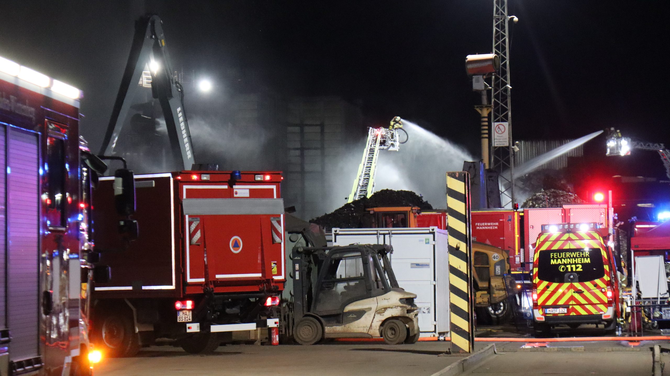 Großbrand in Schrotthandel in Mannheim – Feuerwehr im Großeinsatz