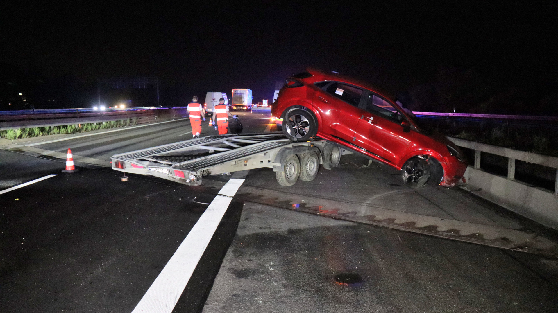 Neuwagen rutscht nach Auffahrunfall von Autotransporter