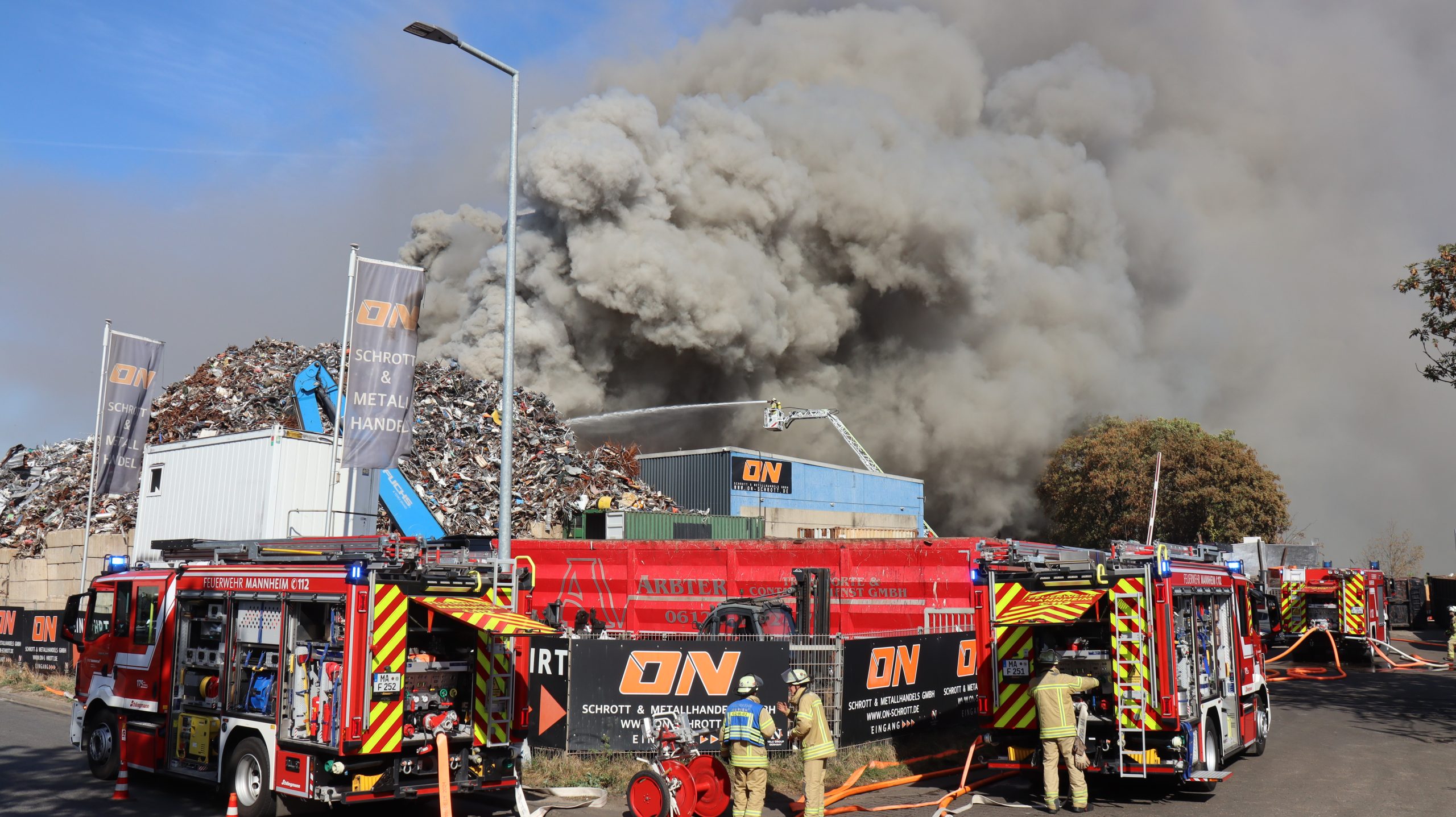 Brand auf Schrottplatz in Mannheim – starke Rauchentwicklung