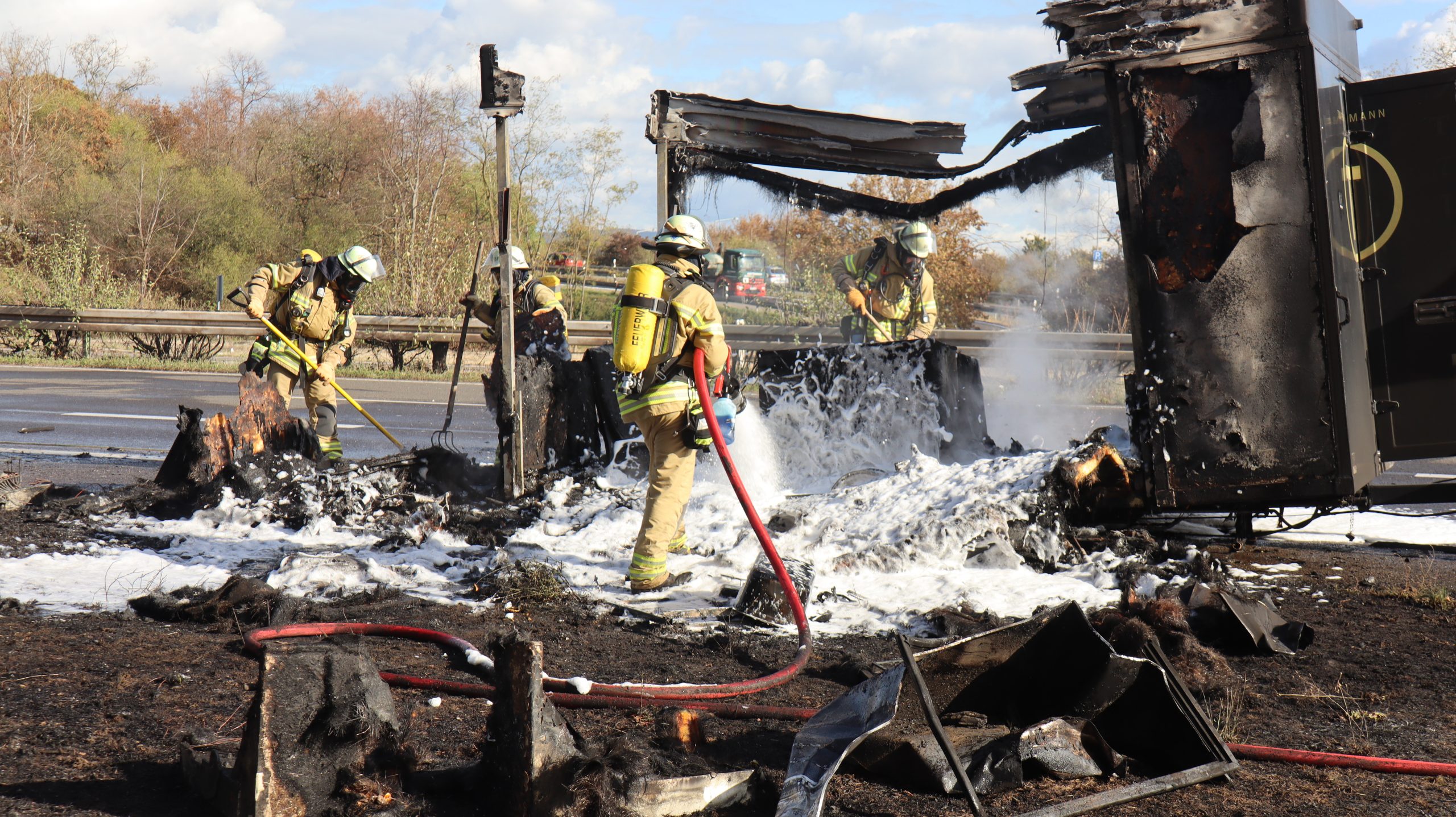 Löste Reifenschaden Feuer aus? Weinausschank-Anhänger bei Mannheim in Vollbrand