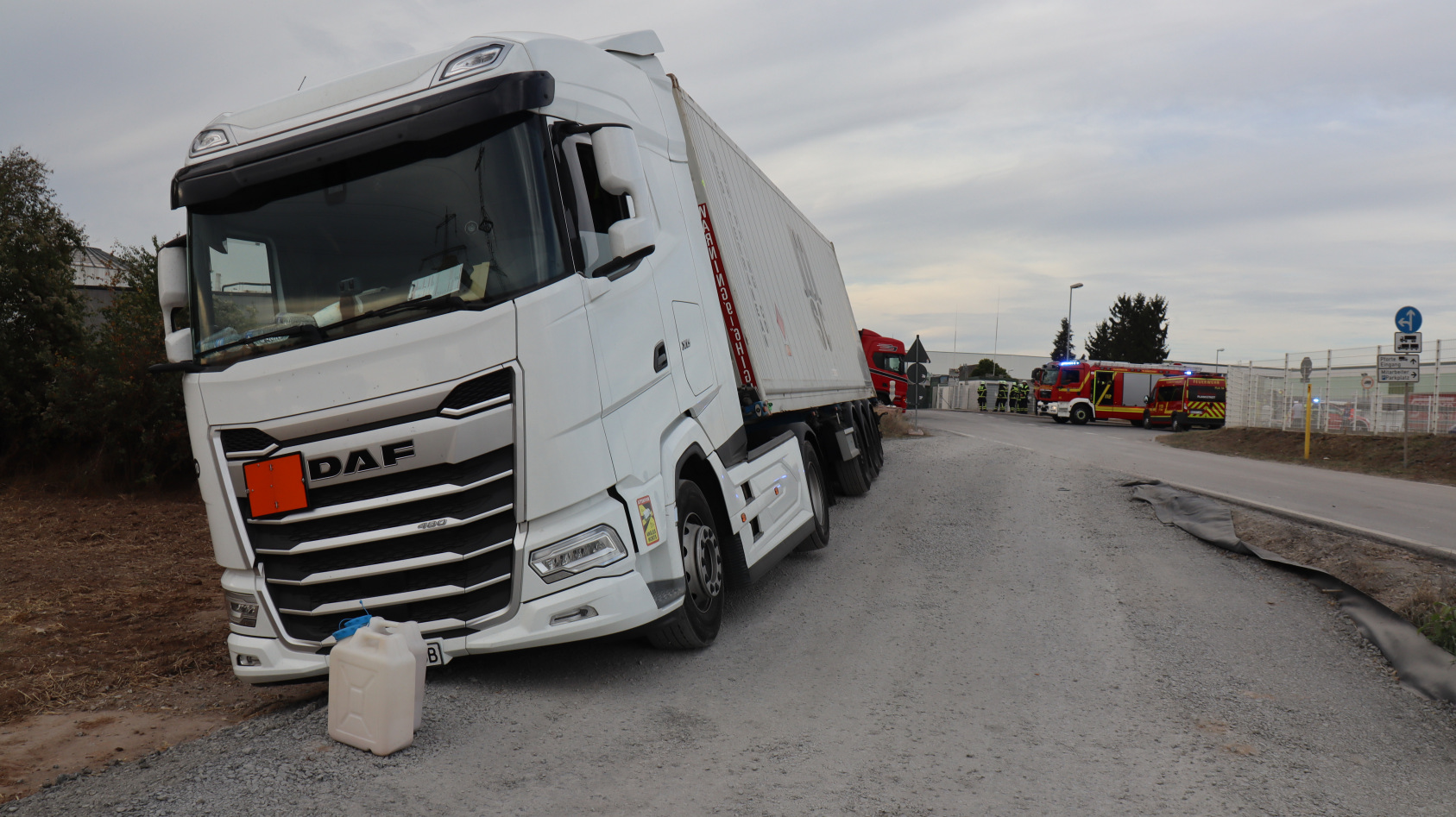 Lkw droht umzukippen