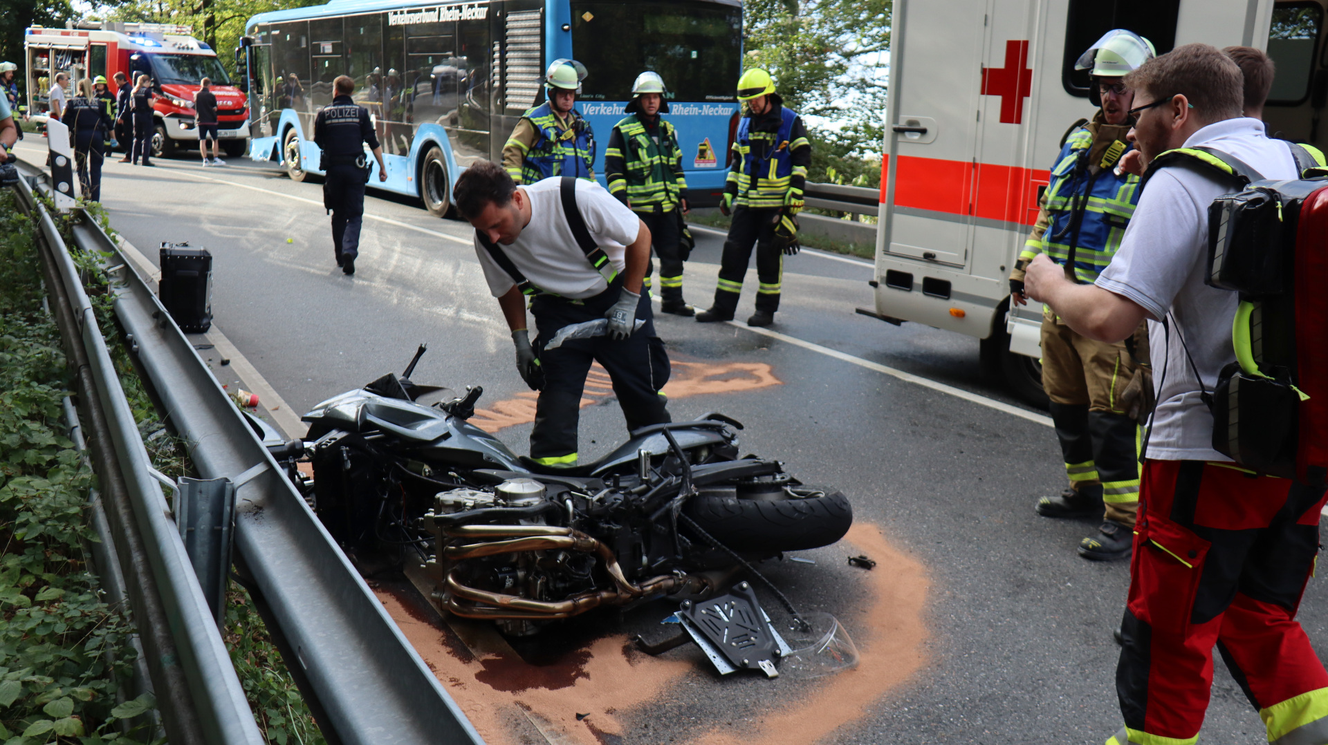 Schwerer Unfall auf der L600 bei Leimen – Motorradfahrer stürzt und kollidiert mit Linienbus